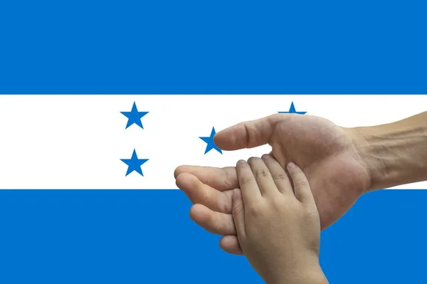 Bandera de Honduras, integración de un grupo multicultural de jóvenes — Foto de Stock