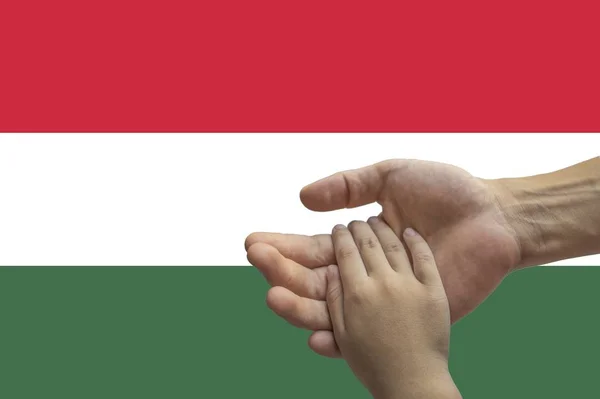 Flaga Węgier, integracja wielokulturowej grupy młodzieży — Zdjęcie stockowe