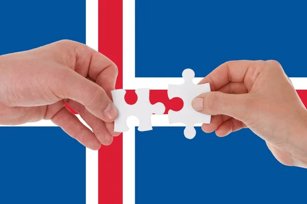 Bandera de Islandia, integración de un grupo multicultural de jóvenes — Foto de Stock