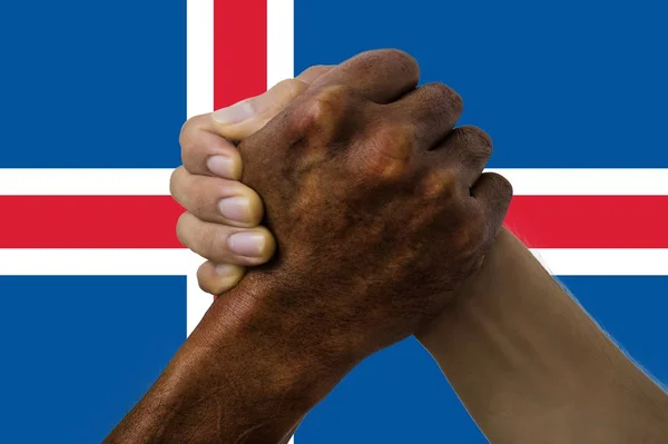 Bandera de Islandia, integración de un grupo multicultural de jóvenes — Foto de Stock