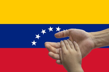 Venezuela bayrağı, çok kültürlü gençlerden oluşan bir grubun kesişmesi