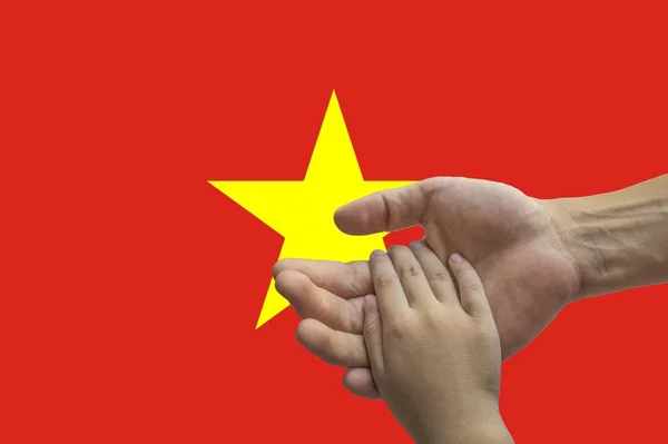 Vietnam vlag, intergratie van een multiculturele groep jongeren — Stockfoto