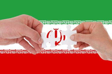 İran bayrağı, çok kültürlü gençlerden oluşan bir grubun bölünmesi.