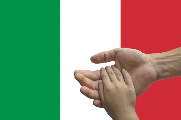 Zászló Olaszország, intergration of a multikulturális csoport a fiatalok — Stock Fotó