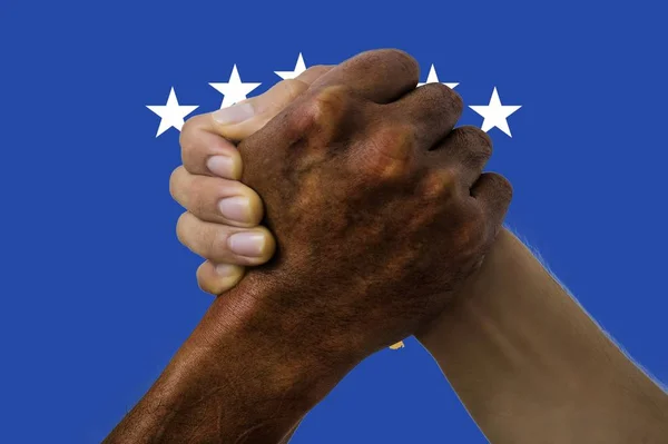 Koszovó zászlaja, a fiatalok multikulturális csoportjának összekapcsolása — Stock Fotó