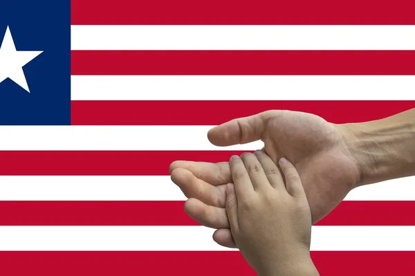 Bandera de Liberia, integración de un grupo multicultural de jóvenes — Foto de Stock