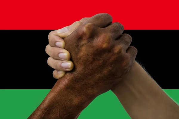 Líbia zászlaja, a fiatalok multikulturális csoportjának az összekapcsolása — Stock Fotó