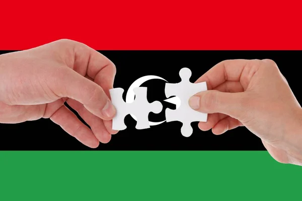 Libya bayrağı, çok kültürlü bir grup gencin araya bağlanması — Stok fotoğraf