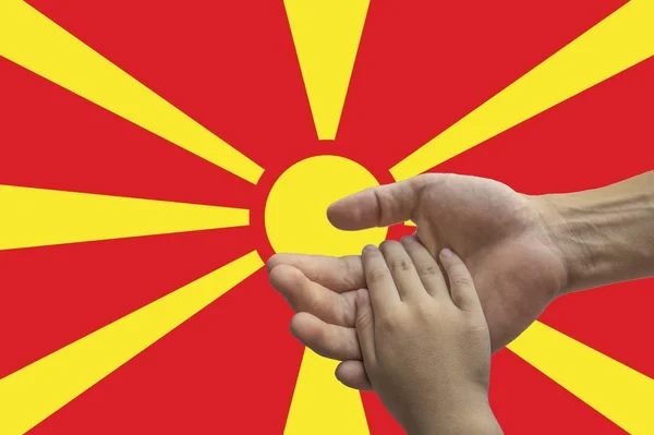Прапор Македонії, інтеграція багатокультурної група молодих людей — стокове фото