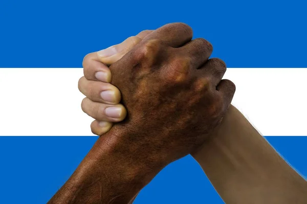 Nicaraguas flagga, och integration av en mångkulturell grupp unga människor — Stockfoto