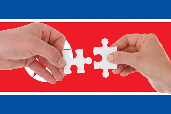 朝鲜国旗，一个多文化的年轻人团体 — 图库照片