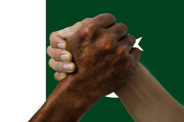 Bandera de Pakistán, integración de un grupo multicultural de jóvenes — Foto de Stock