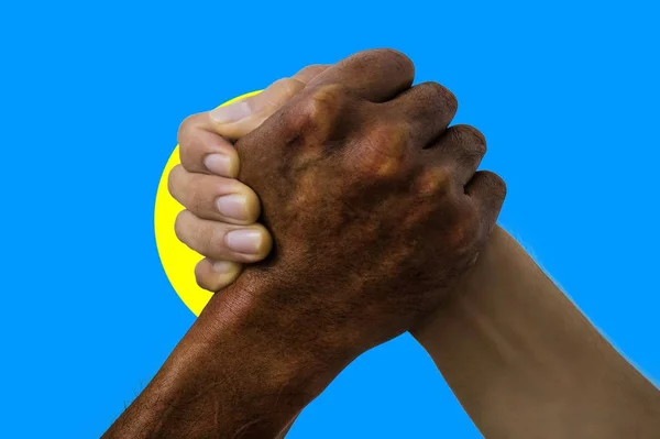 Palau zászlaja, a fiatalok multikulturális csoportjának összekapcsolása — Stock Fotó