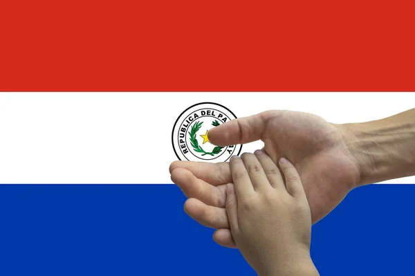パラグアイの国旗、多文化の若者のグループの統合 — ストック写真