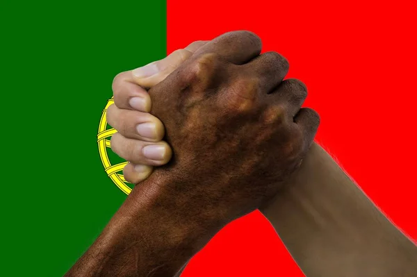 Portugiesische Flagge, Integration einer multikulturellen Gruppe junger Menschen — Stockfoto