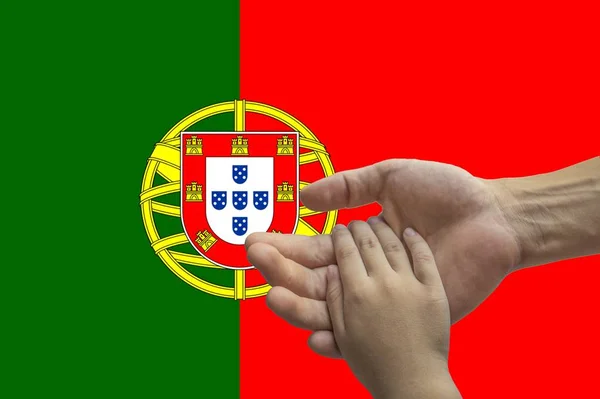 Portugiesische Flagge, Integration einer multikulturellen Gruppe junger Menschen — Stockfoto