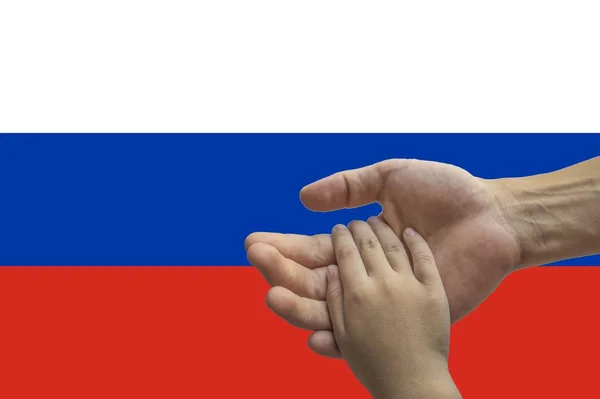 Bandera de Rusia, integración de un grupo multicultural de jóvenes — Foto de Stock