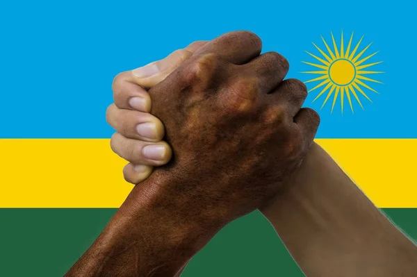 Ruanda zászlaja, a fiatalok multikulturális csoportjának összekapcsolása — Stock Fotó