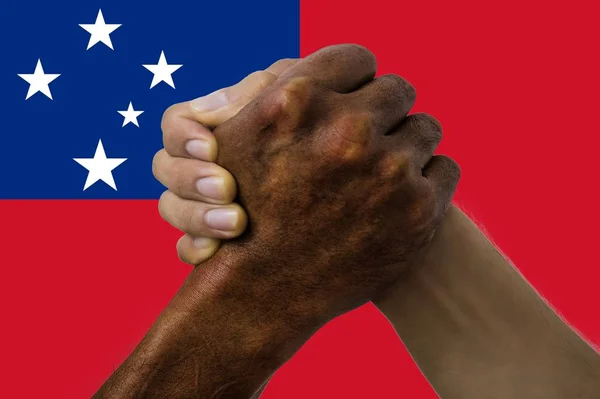 Samoa-Flagge, Integration einer multikulturellen Gruppe junger Menschen — Stockfoto