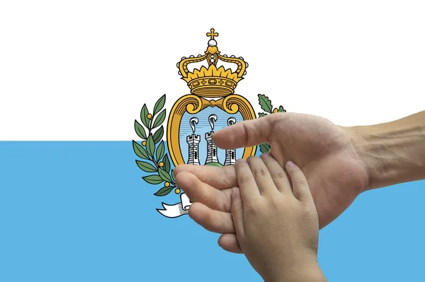Flaga San Marino, integracja z wielokulturowym Grupa młodych ludzi — Zdjęcie stockowe