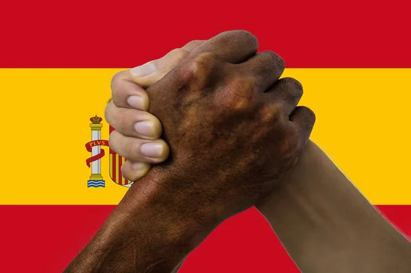 Bandera de España, integración de un grupo multicultural de jóvenes — Foto de Stock