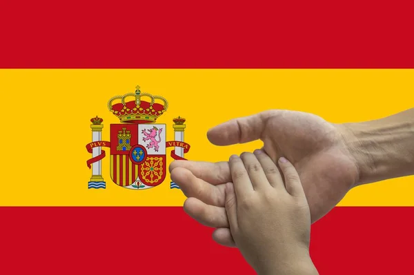 Hiszpańska flaga, integracja wielokulturowej grupy młodzieży — Zdjęcie stockowe