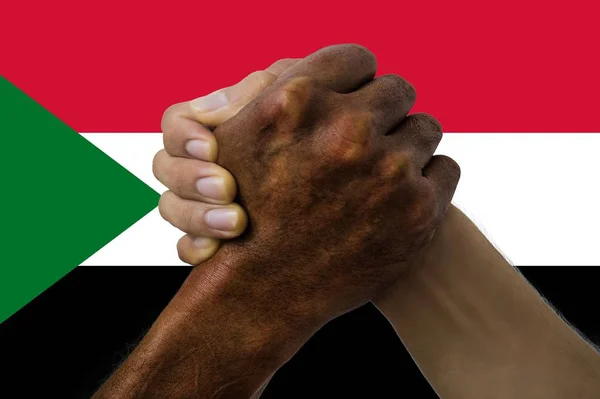 Флаг Судана, межкультурная группа молодых людей — стоковое фото