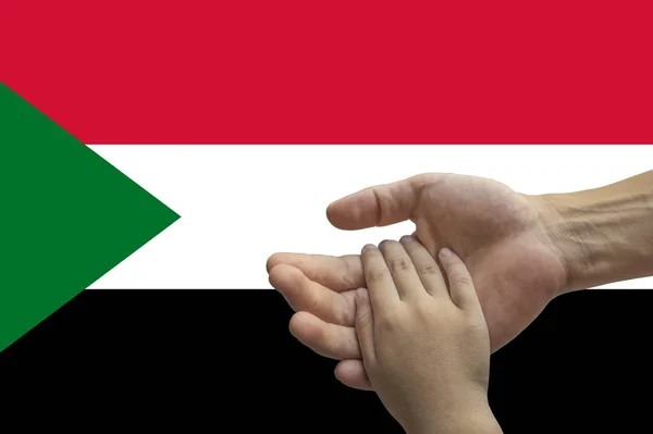 苏丹国旗, 融合了一个多文化的青年群体 — 图库照片