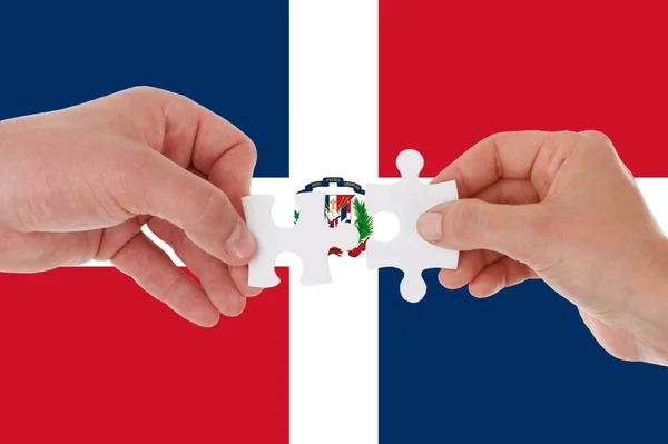 Σημαία της Δομινικανική Δημοκρατίας, διασύνδεση μιας πολυπολιτισμικής ομάδας νέων — Φωτογραφία Αρχείου