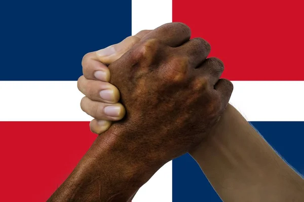 Flagge der Dominikanischen Republik, Integration einer multikulturellen Gruppe junger Menschen — Stockfoto