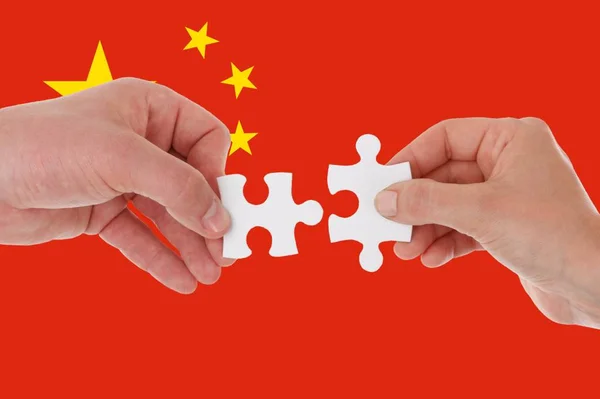 Bandera china, integración de un grupo multicultural de jóvenes — Foto de Stock