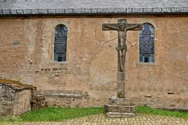 Kirche St. Peter in roth an der our, Deutschland - ehemalige Kirche der Tempelritter, teilweise sommerliche Außenansicht unter dramatisch bewölktem Himmel — Stockfoto