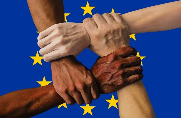 유럽의 국기, 젊은 이들의 다문화 그룹의 통합 — 스톡 사진