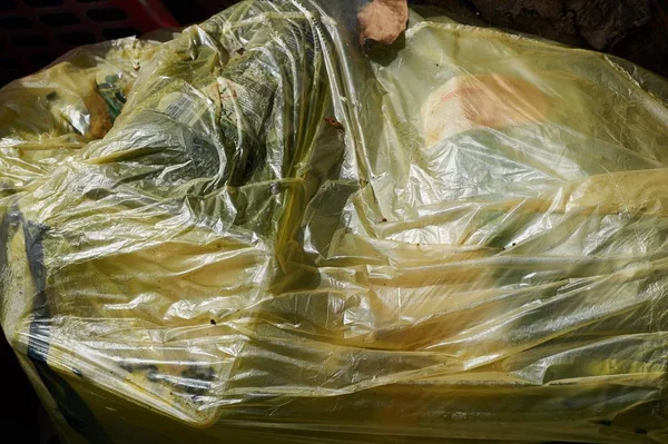 Прибирання вулиць восени, жовті мішки для сміття, заповнені опалим листям — стокове фото