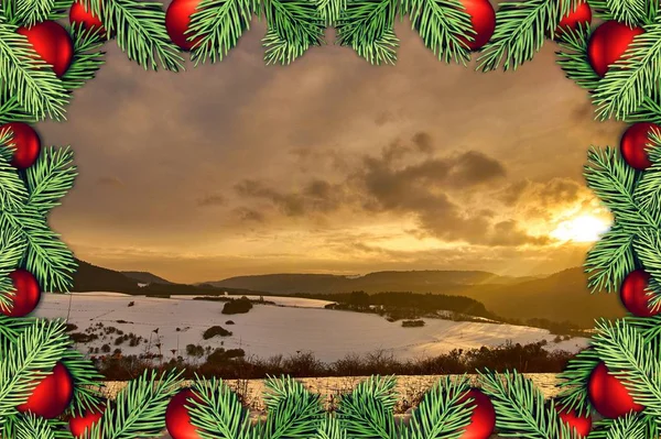 Zasněžená krajina dne, ohraničená vánočním rámečkem. — Stock fotografie