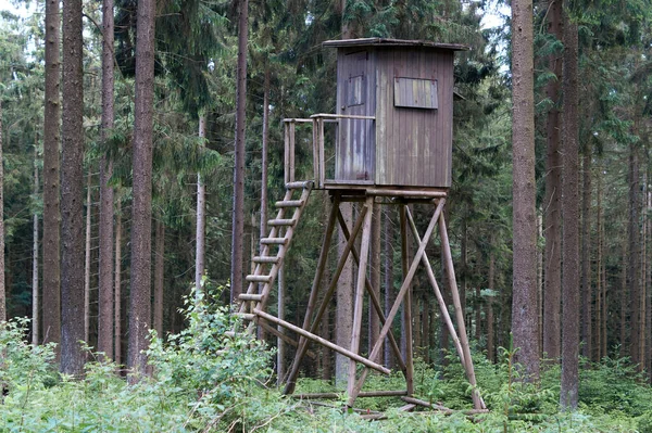 Wieża myśliwska High Seat Hunters w wiejskim krajobrazie, Niemcy — Zdjęcie stockowe