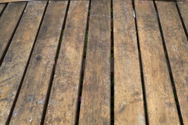 Tahta bir masadan çekilen ahşap yapı..