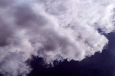 Beyaz bulutlu açık mavi bir gökyüzü.