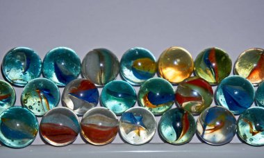 Sarı, yeşil, mavi ve kırmızı bilyeler bir masada