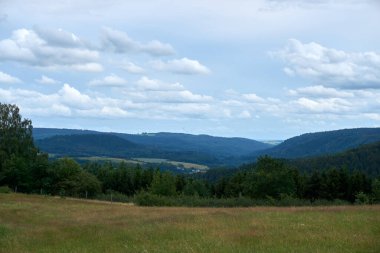 Vulkaneifel, Almanya 'daki manzaranın panoramik bir fotoğrafı.