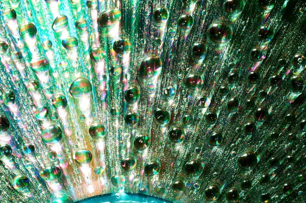 Macro de gotas de agua sobre fondo multicolor — Foto de Stock