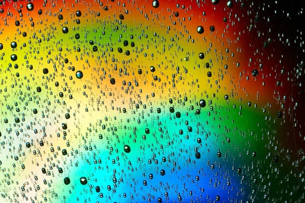 Macro de gotas de agua sobre fondo multicolor — Foto de Stock