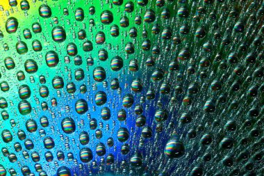 Çoklu renk arkaplanındaki su damlalarının makrosu