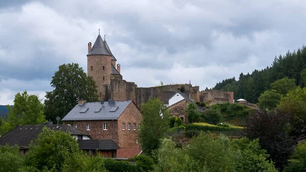 Bertradaburg Castello Collinare Rovina Uno Sperone Roccioso Sopra Villaggio Muerlenbach — Foto Stock