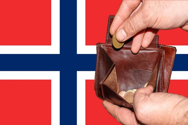 Wallet vuoto mostra la crisi economica finanziaria globale innescata dal virus corona in Norvegia. — Foto Stock