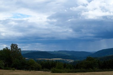 Eifel dağları, Almanya 'da tarlaları ve çayırları olan renkli bir manzara..