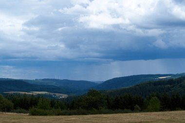 Eifel dağları, Almanya 'da tarlaları ve çayırları olan renkli bir manzara..