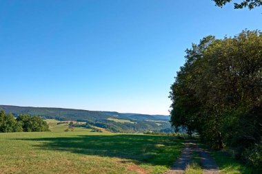 Daun, Eifel yakınlarındaki renkli ağaçlarla sonbahar manzarası.