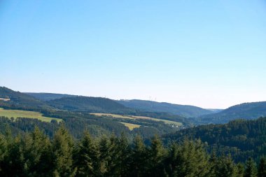 Daun, Eifel yakınlarındaki renkli ağaçlarla sonbahar manzarası.