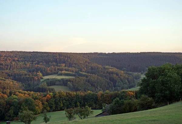 Daun Eifel Yakınlarındaki Renkli Ağaçlarla Sonbahar Manzarası — Stok fotoğraf